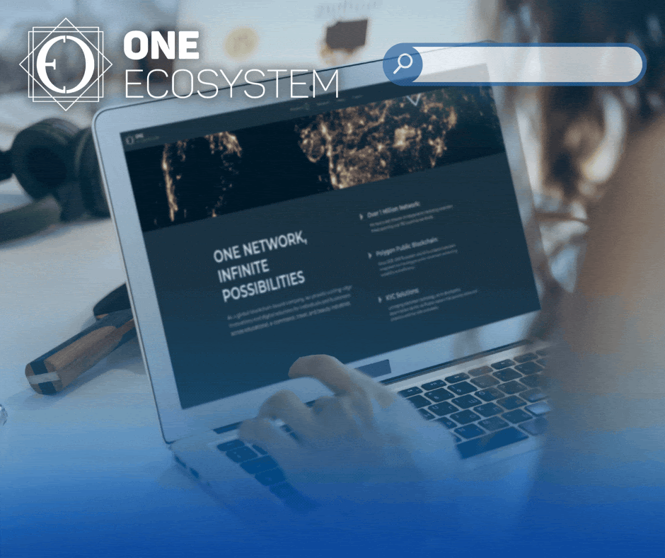 Una persona que utilitza un ordinador portàtil mentre obre un lloc web amb l'etiqueta "UNA XARXA, POSSIBILITATS INFINITES". A la part superior, podeu veure el logotip de "ONEECOSYSTEM" i un gràfic de la barra de cerca.