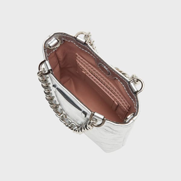 La bossa de plata GIANNI CHIARINI té una corretja de cadena quan es veu des de dalt. L'interior està folrat amb tela rosa clar i compta amb una ranura per a targetes i una butxaca amb cremallera en un costat.